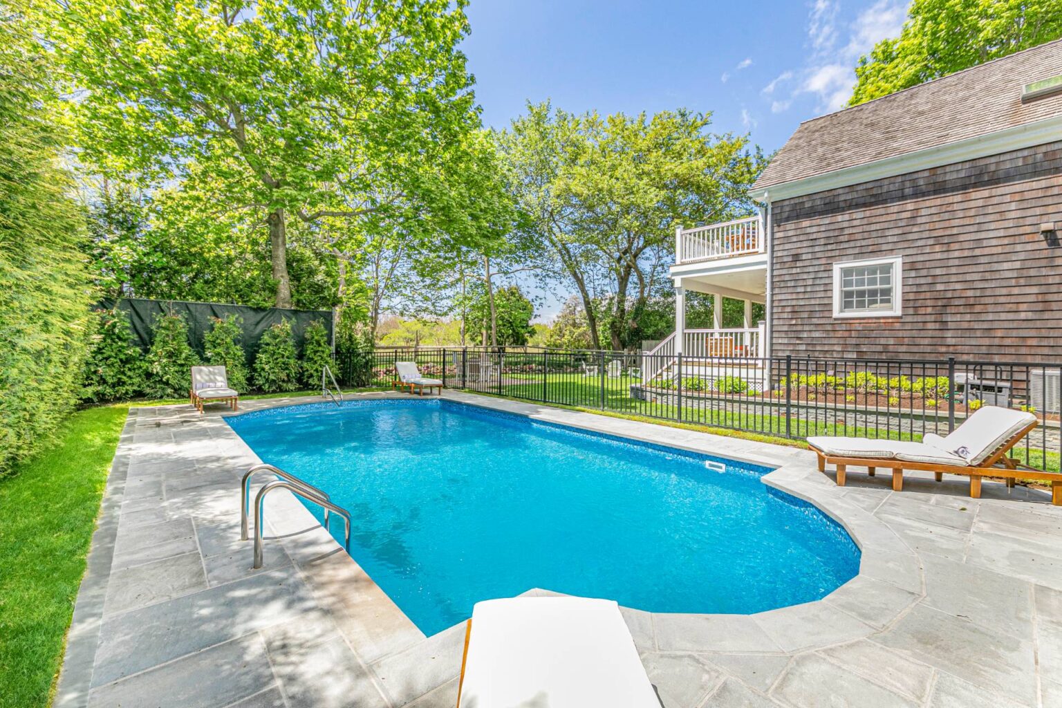 24 Stratton Square East Hampton, NY 2 886229 jwpsmct6grpfw173
