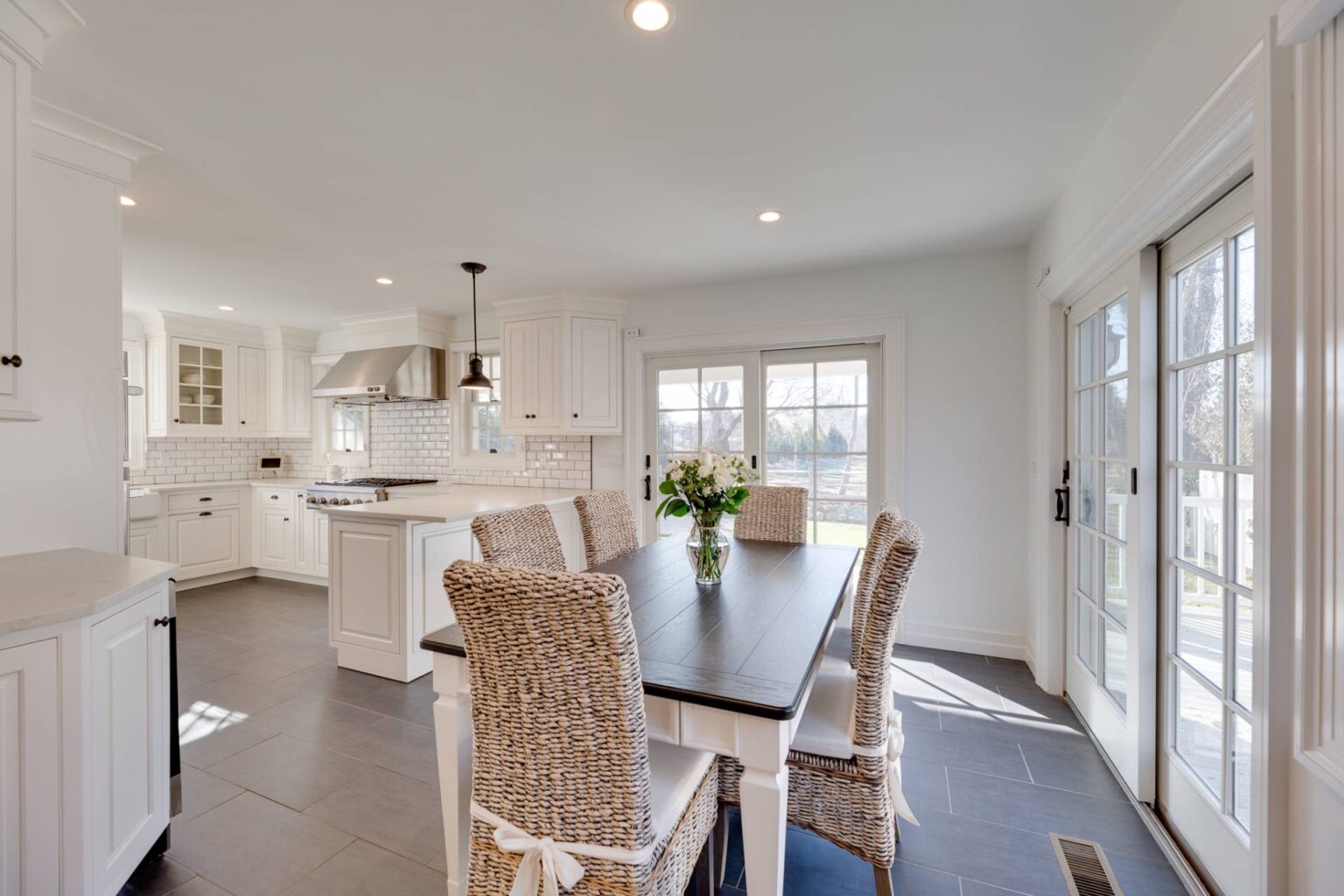 24 Stratton Square East Hampton, NY 6 886229 lkqkqjzqgwbjgvnl